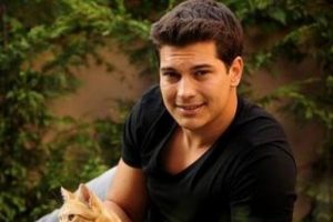 Çağatay Ulusoy köfteci oluyor