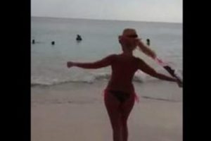 Berna Arıcı bikinisinin üzerini böyle çıkardı!