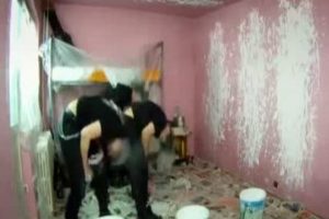 Saçları ile boya badana yapan gençler şaşırtıyor