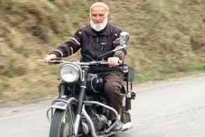80'lik imamın motorsiklet sevgisi