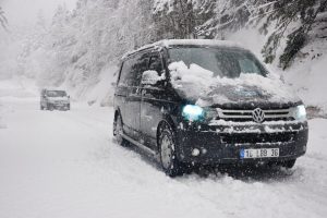 Uludağ'da kar yağışı sürücülere zor anlar yaşattı