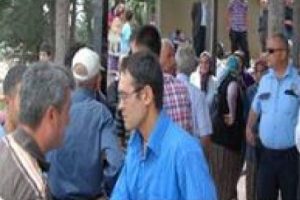 Minibüs ırmağa düştü