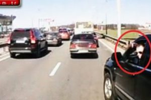 Yol vermeyince silah çekti