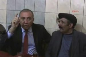 Gürsel Tekin'in donup kaldığı an