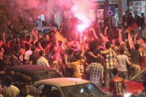 Bursa'da Galatasaray ve Fenerbahçe taraftarları birbirine girdi
