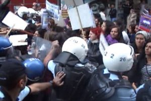 Kadınlarla polis arasında arbede
