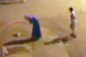 Evde doğurdu sokakta düşürdü
