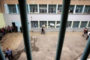 'Çıplak olarak aranmak istemeyen kadınlara şiddet uygulanıyor'