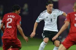 Almanya'da Özil-Podolski birbirine girdi...
