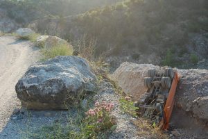 Freni patlayan kamyon uçurumdan yuvarlandı