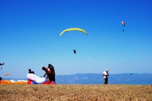 Yamaç paraşütü tutkunları buluşuyor