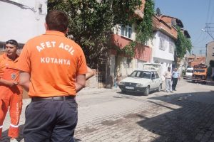 Benzin döküp kendisi ve eşini yaktı