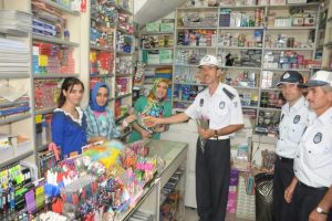 Ceza makbuzu yerine karanfil uzattılar