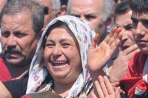 Şehit olan oğlunu gülümseyerek uğurladı