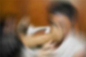 Kavgayı ayırmak isterken cebindeki paralarından oldu