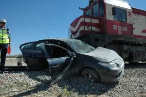 Yük treni otomobile çarptı: 3 yaralı