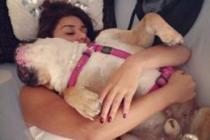 Ebru Şancı köpeğiyle birlikte uyuyor