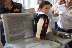 Herkes telaşlandı, o ise sadece izledi