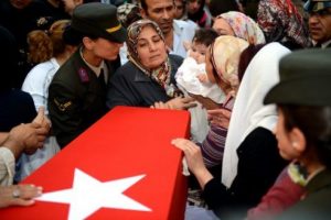 Küçük Nida'dan şehit babasının tabutuna son dokunuş