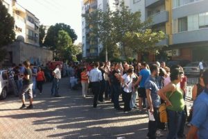 Açıköğretim bürosu önünde kuyruk çilesi