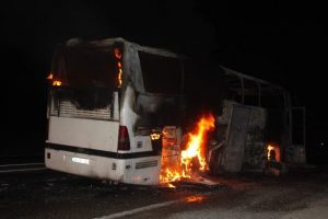 Yol kesen teröristler otobüs yaktı