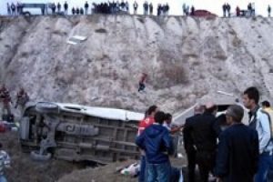 Erzurum'da midibüs devrildi: 1 ölü, 9 yaralı