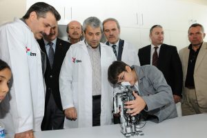 ''Topçu popçu oluyoruz, bilim adamı yetiştiremiyoruz''