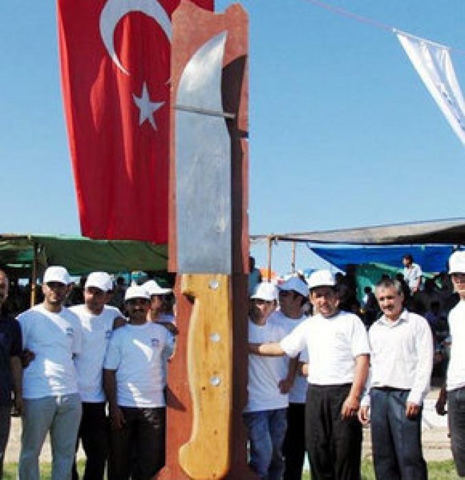 Eli bıçaklı köy!