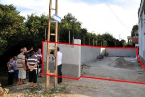 Yolun ortasına ev yaptı