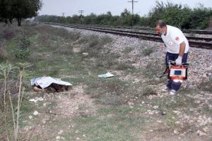 Trenin önüne yatan kadın hayatını kaybetti