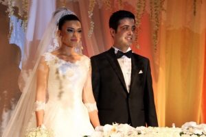 Adana Valisi kızını evlendirdi