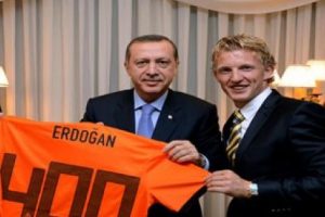 Kuyt'tan Erdoğan'a ''400'' numaralı forma