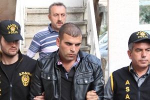 Hırsızlıkla suçlayan arkadaşının boğazını kesti
