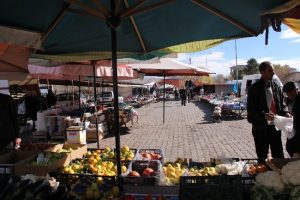 Pazar esnafı sinek avlıyor
