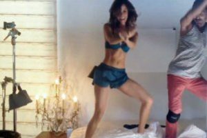 Brooke Burke yatakta Gangnam dansı yaptı!