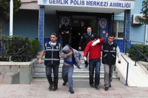 Akü hırsızları kıskıvrak yakalandı