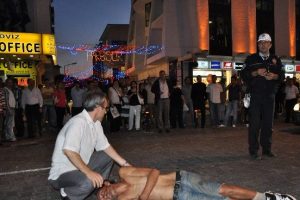 Yola fırlayan sarhoşa minibüs çarptı