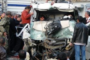 Kamyonla kamyonet kafa kafaya çarpıştı
