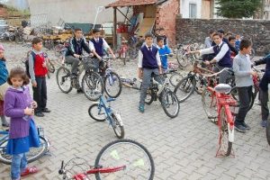 Çitgöl'de 7'den 70'e herkes bisiklete biniyor