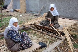 55 yıldır hasır dokuyor