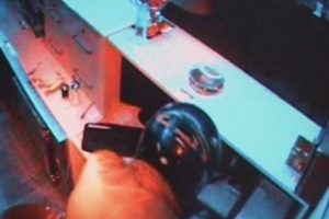 Önce kameraya sonra polise yakalandı