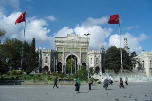 Üniversitede medeni hal tartışması