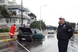 Seyir halindeki araç alev aldı