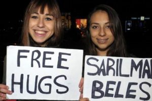 'Sarılmak Beleş'