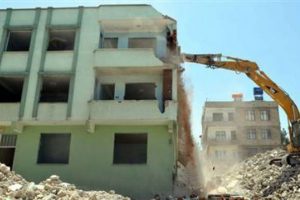 Deprem 124 kamu binasını yıktı