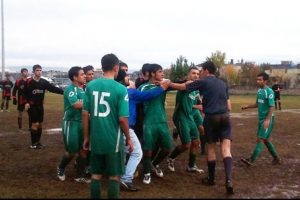 4 futbolcu hakemi dövdü!