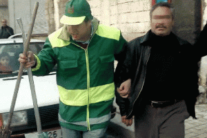 Çöpçü ve simitçi kılığında şüpheliyi yakaladılar