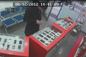 Telefon hırsızı güvenlik kamerasına takıldı
