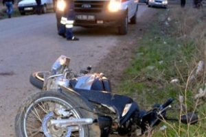 Motosiklet traktöre çarptı:1 ölü