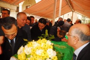 Eşine ağlayarak veda etti